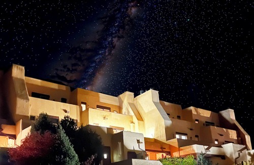Arroyo Seco Apartment | King bed adobe studio with fireplace, hammocks & balcony views. Kitchenette · fast WiFi · ski storage. 15 min to Taos Ski Valley, 5 to Arroyo Seco. Sleeps 2.