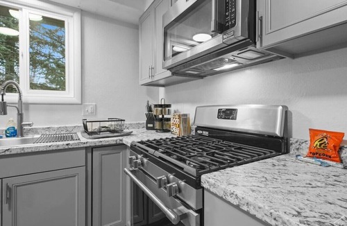 Palmer Apartment | King Bed. Pet & Family Friendly Upper unit. Walking Distance to Downtown Palmer