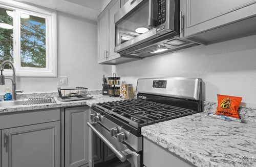 Palmer Apartment | King Bed. Pet & Family Friendly Upper unit. Walking Distance to Downtown Palmer