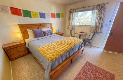 Bluff Hotel | King Five Mokee Motel Pets OK Shared Kitchen