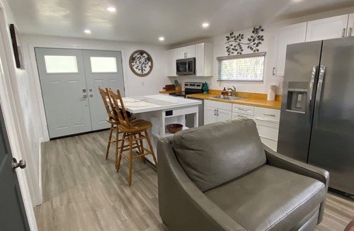 Cocoa House | King Size Bed Studio Apartment With Screen Room