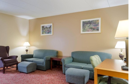 Smithfield Hotel | King Suite near Rustic Drive-In | Free Parking & Breakfast, Pet Friendly Stay