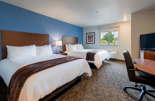 Grant Creek Hotel | Kitchenette-Equipped Room Perfect for Long Visits Near Univ. of Montana