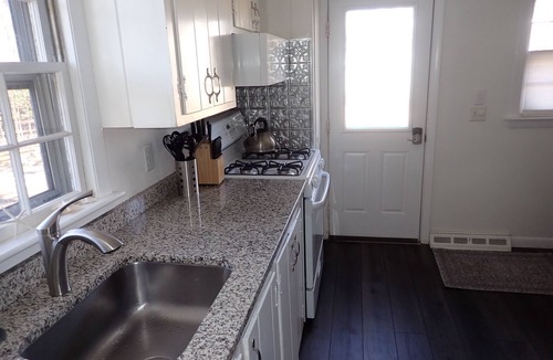 West Hyannisport Cottage | * Labor day on 3day min. Beach 0.7 Mi walk- Craigville & Covell. A/C, bikes.