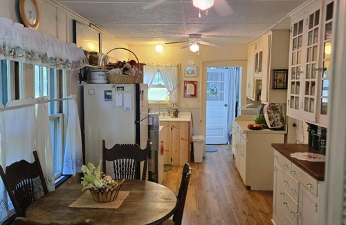Leesburg Cottage | Lake Front 2-bedroom cottage with AC on Beautiful Tippecanoe Lake