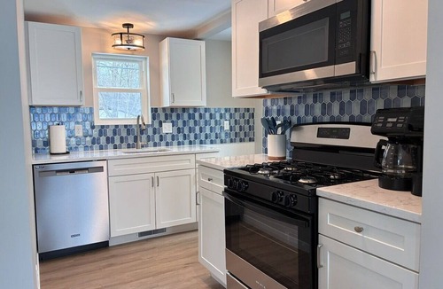 Norton Shores Cottage | Lake Harbor Haven II Charming 2-bedroom cottage with AC in Norton Shores