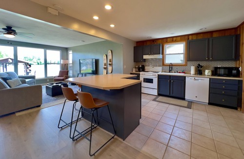 Russells Point Cabin | Lake + Waterfront + Dock + HotTub + Kayaks + Walking distance to Woody's