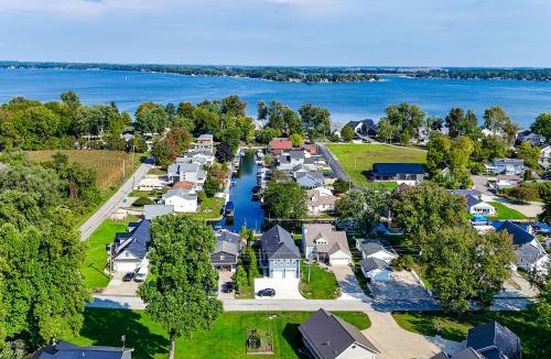 Syracuse House | Lake Wawasee Family Getaway in Syracuse!