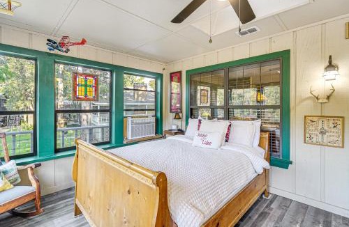 Jefferson House | Lakefront Home: Deck, Grills & Fire Pit in Karnack