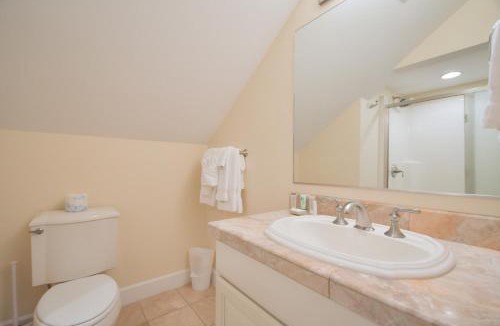 Homer House | Lakeshore Lodging Lodge 711