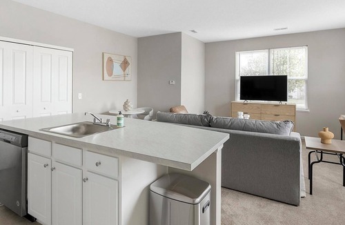 Canal Winchester Apartment | Landing | Amazing 1BD, Pool, Gym