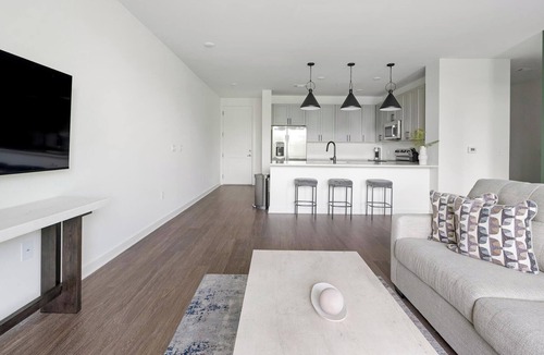 Brentwood Apartment | Landing | Stylish 1BD, Clubhouse, Gym