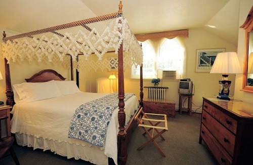 Nantucket Town House | Languedoc Inn & 3 Hussey St Guest House