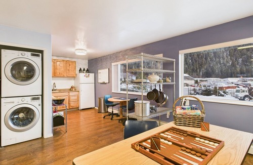Juneau Apartment | Large Juneau Loft w/Full Kitchen, W/D & Workspace