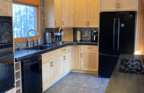 Buffalo Soapstone House | Lazy Mountain View- Spacious log home with mountain views, just north of Palmer