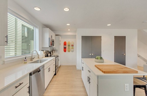 Downtown Salt Lake City House | LCF - Downtown SLC Townhome - 2 King Suites - Sofa Bed - 2.5BA - 2-Car Garage