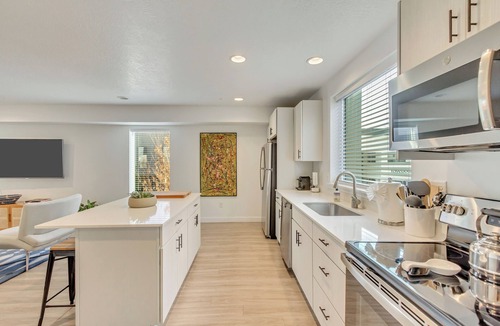 Downtown Salt Lake City House | LCF - Downtown SLC Townhome - 2 King Suites - Sofa Bed - 2.5BA - 2-Car Garage