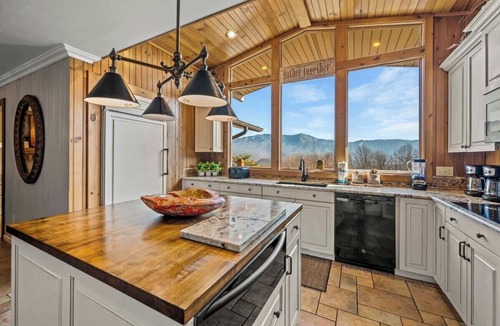 Chalet Village Cabin | Lg Groups EPIC view HotTub FirePit Theater