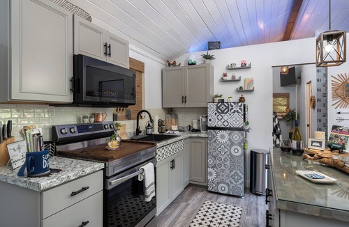 Spruce Pine Cabin | “Little Blue Cabin Cozy Boho Hideaway Jacuzzi, Fire Pit & Close to BRP”