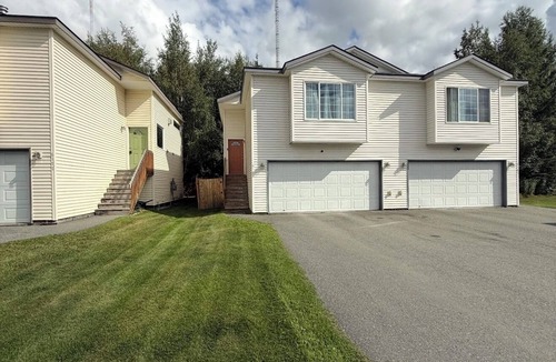 Abbott Loop House | Lovely 3-bedroom townhome in Anchorage