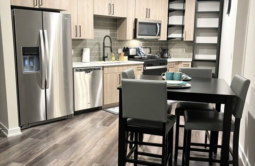 Cabbagetown Apartment | Luxury Extended Stay 1-bedrm apt in Downtown Atlanta with WiFi, AC, fitness room