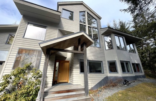 Alyeska House | Luxury-Huge kitchen, living room, master suite, mtn views, sauna, & walk to mtn!
