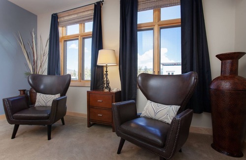 Downtown Steamboat Springs Condo | LUXURY IN DOWNTOWN, A/C, GARAGE, SKI LOCKER ON MTN, FREE BUS, 1750sf 2 KING BEDS