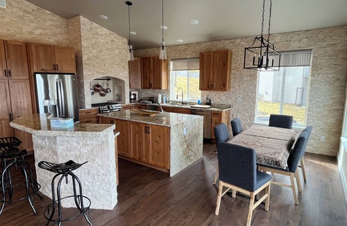 Basher House | Luxury Mountain House with Amazing Views and great Hiking in Anchorage
