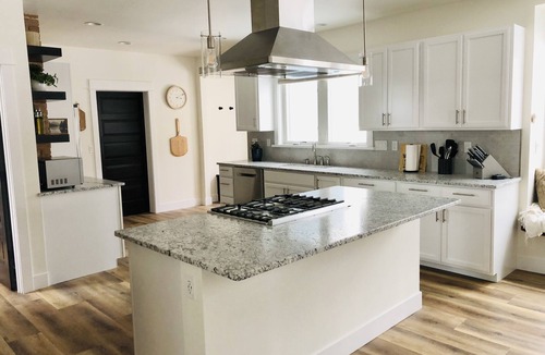 Bozeman House | Luxury on Main, remodeled, homey, fresh and bright!