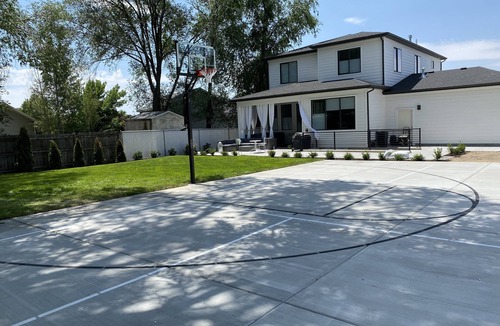 White City House | Luxury Ski House, Hot Tub, Fire pit, Basketball Court, Excellent Beds & Linens.