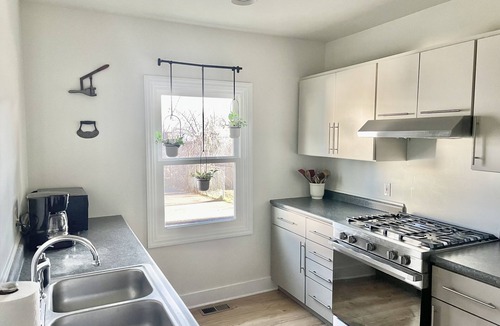 Saratoga Springs House | Lydia’s - 10 min walk to Broadway! Modern, Porch, Enclosed Lawn, Private