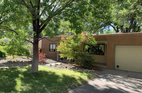 Southeast Heights House | Minutes from the Airport, KAFB, UNM, and the historic Nob Hill!