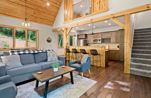 Spruce Pine Cabin | Minutes to the Blue Ridge Pkwy + firepit & wood