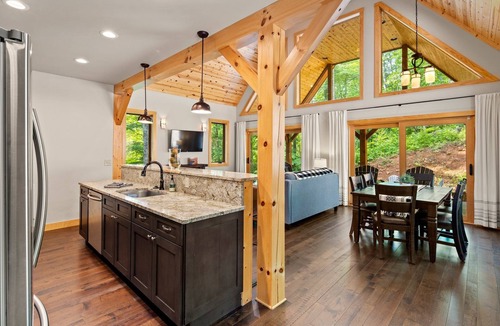 Spruce Pine Cabin | Minutes to the Blue Ridge Pkwy + firepit & wood