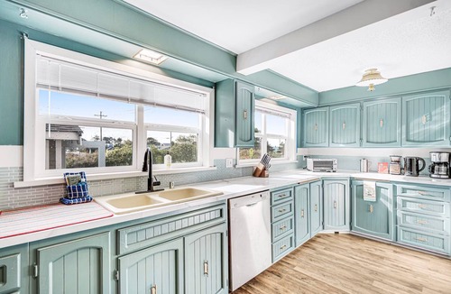 Pacific Beach House | Moby's Pacific Beach Adventure Base - Razor Clamming and Winter Storm