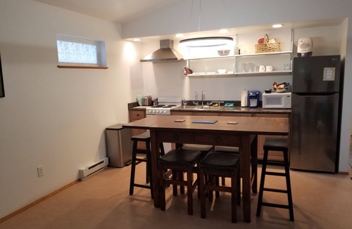 Juneau House | Modern 1 BR House w/comfy bed, minutes from airport/ferry - self check in
