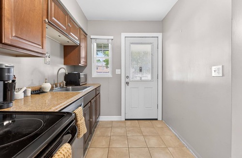 Bexley House | Modern 2BR Broadleigh Gem, Bright & Stylish