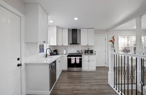 Delaware House | Modern 4BR Retreat on 3 Acres w/Hot Tub & Pond