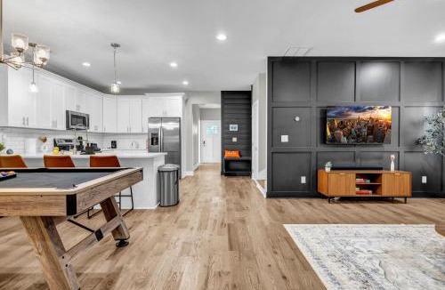 Atlanta House | Modern Boho Luxe Oasis Near Downtown ATL with Spa and Fire-pit