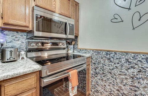 Notch Estates Condo | Modern Charmer 1 mile from Silver Dollar City!