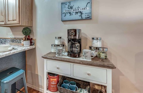 Notch Estates Condo | Modern Charmer 1 mile from Silver Dollar City!