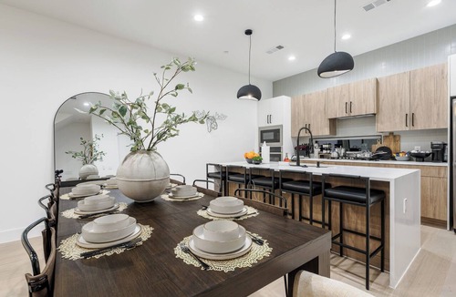 Oak Cliff House | Modern Dallas Townhome Skyline Rooftop Grill Garage Sleeps 12