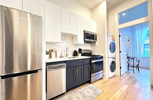 Downtown Apartment | Modern Downtown 1BR Retreat Walk to PPAC Full Kitchen & W/D