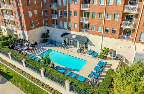 Uptown District Apartment | Modern Downtown Luxury Apartment