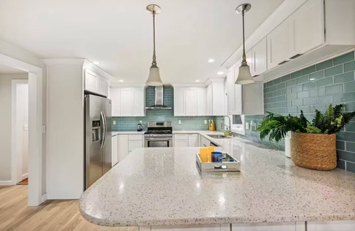Mansfield House | Modern Lake Home - 4-bedroom house in charming North Attleborough and Mansfield