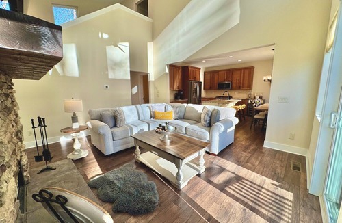 Epworth House | Modern Mountain Chalet - HOT TUB, Free WiFi, Ample Parking, Indoor/Outdoor Games