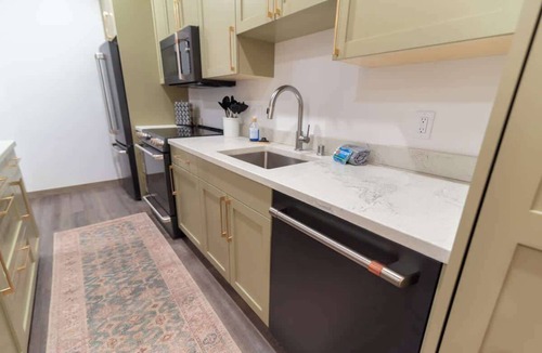 Palmer Bed & Breakfast | Modern Mountain View Suite Walk to Downtown Eats