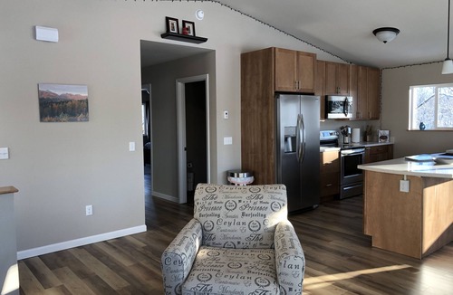 Valdez House | Mountain views from brand new property in quiet neighborhood!