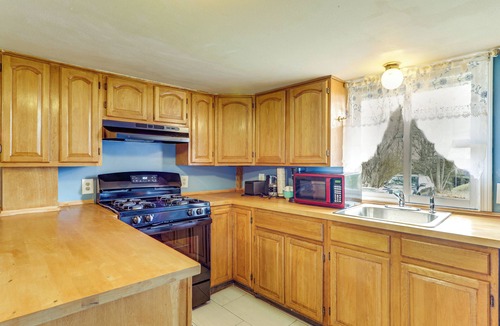 Attleboro House | Near I-95 & Rhode Island Border! Pet-Friendly Home