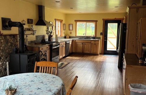 Ninilchik House | Nestled between Ninilchik and Deep Creek Rivers. 5 minutes from Cook Inlet